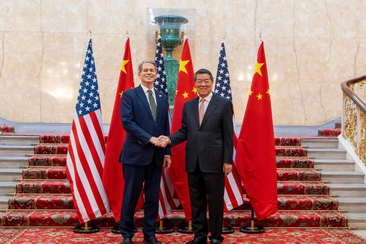 Phó thủ tướng Trung Quốc He Lifeng bắt tay Bộ trưởng Tài chính Mỹ Scott Bessent (trái) tại London (Ảnh: Reuters).