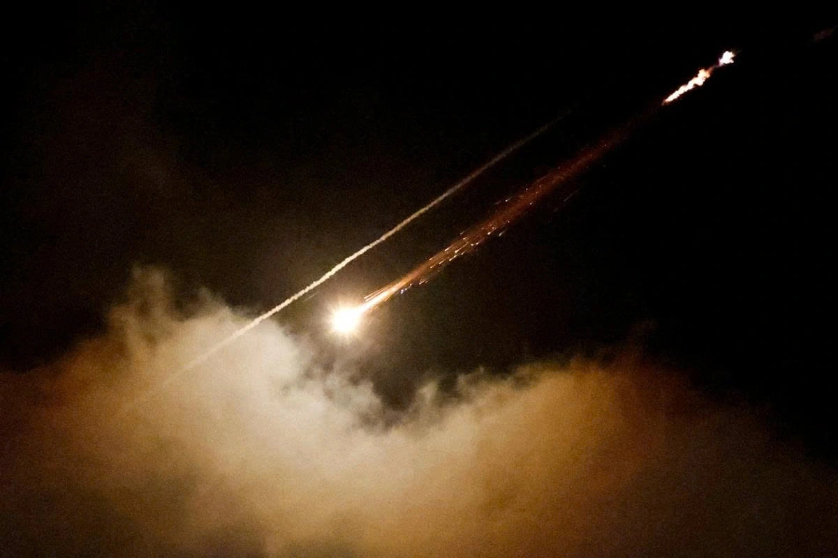 Một tên lửa được phóng từ Iran về phía Israel được nhìn thấy từ Ramallah. Ảnh: Reuters