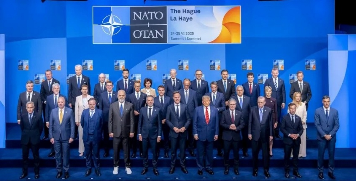 Lãnh đạo các nước thành viên NATO chụp hình tập thể tại Hội nghị thượng đỉnh NATO ngày 25-6. Ảnh: NATO
