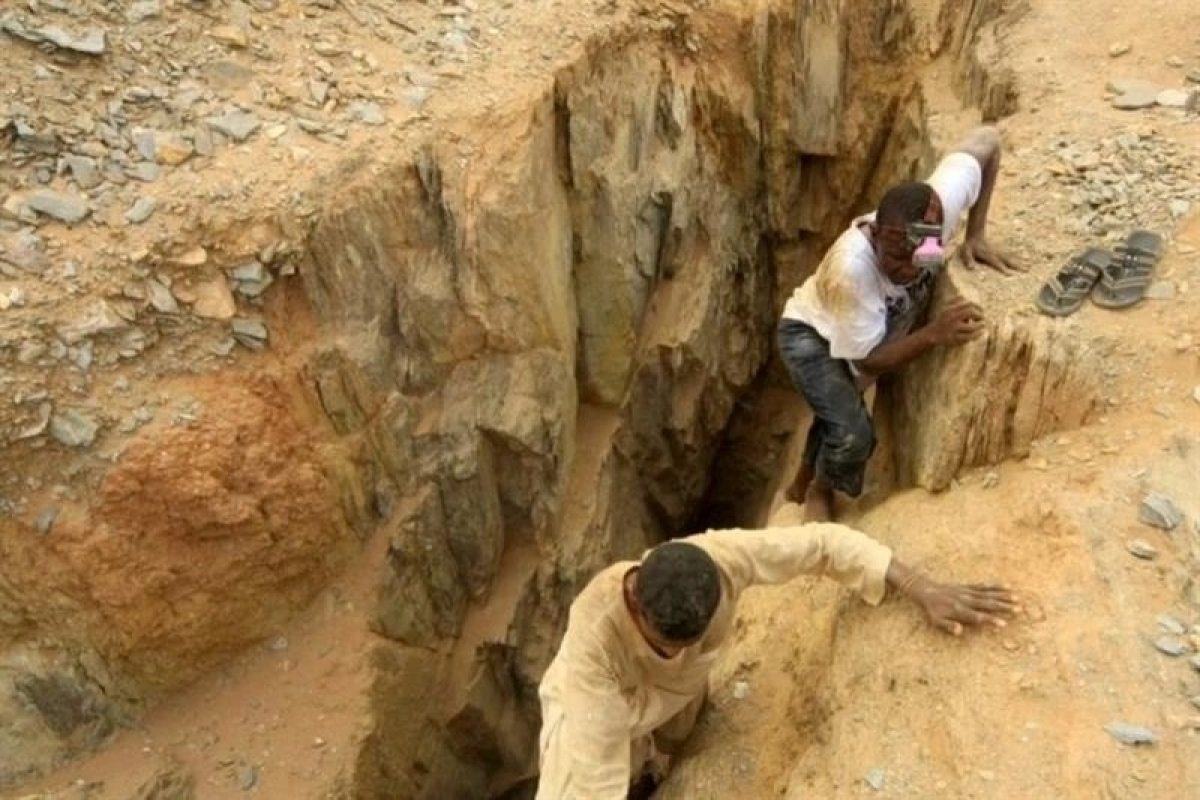 Tìm kiếm người mất tích trong vụ sập mỏ vàng ở Sudan. (Ảnh: Reuters)