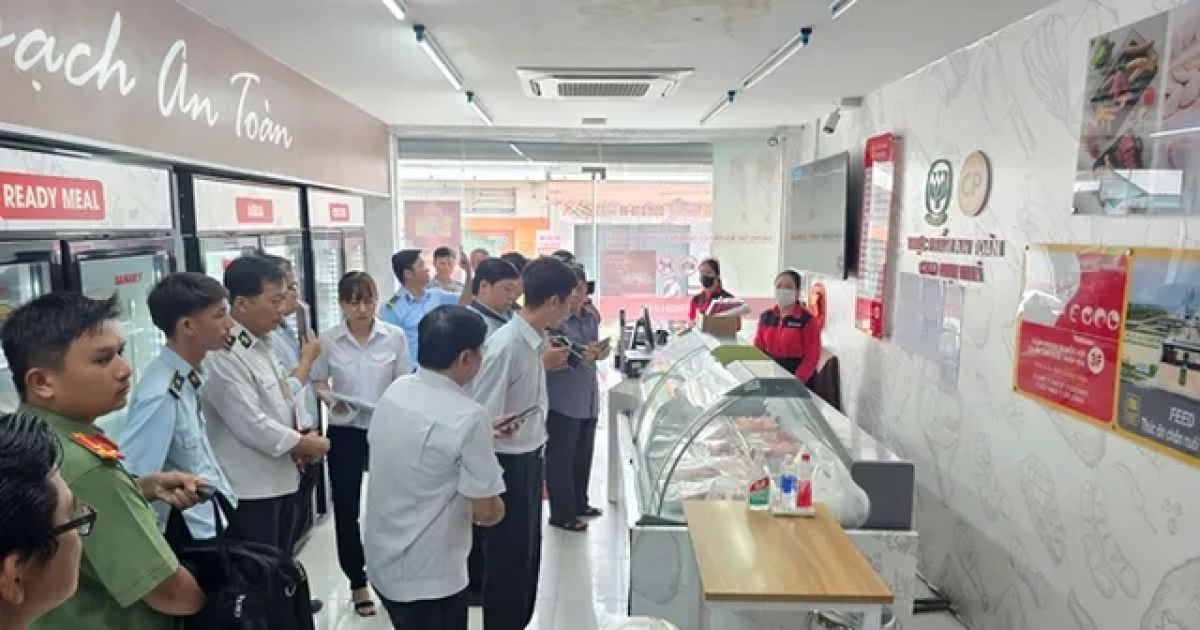 Đoàn kiểm tra liên ngành tỉnh Sóc Trăng kiểm tra các cửa hàng C.P Fresh shop Mỹ Xuyên.