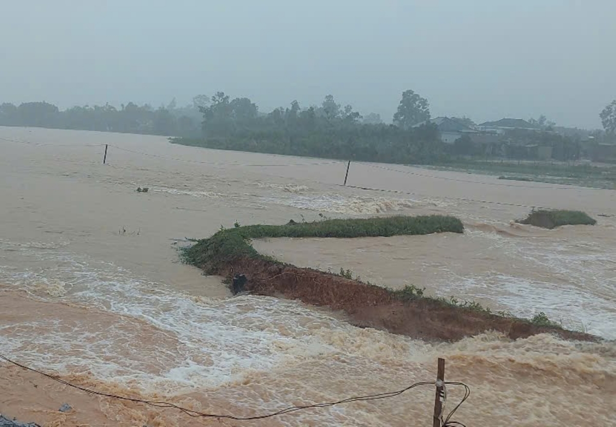 Vỡ đê làm nước từ đập Dạ Lam tràn về hạ du.
