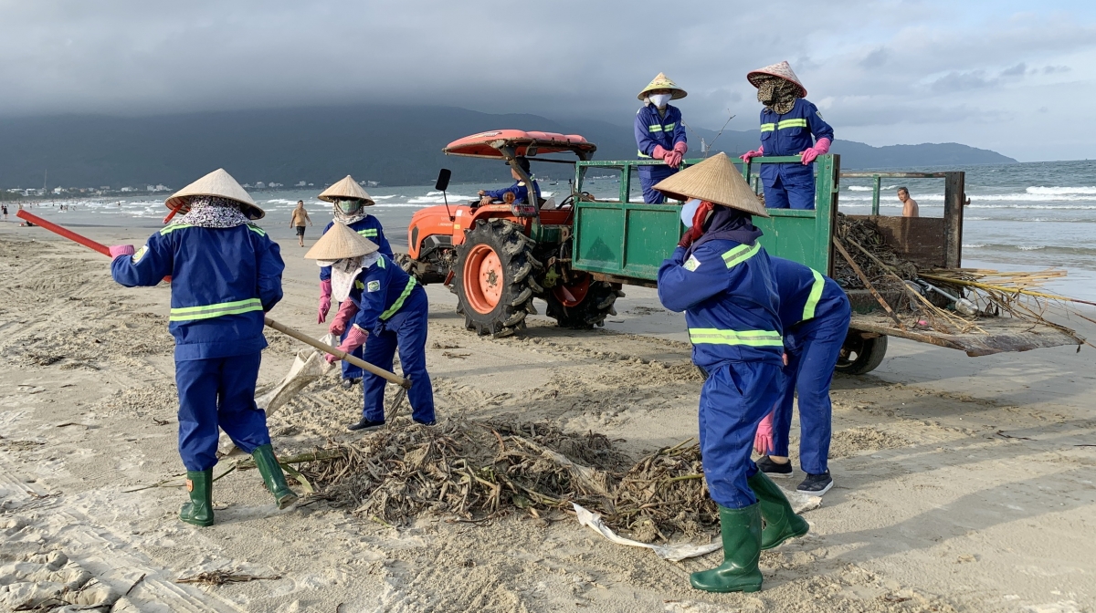 Công nhân Công ty môi trường đô thị Đà Nẵng thu gom rác tại bãi biển