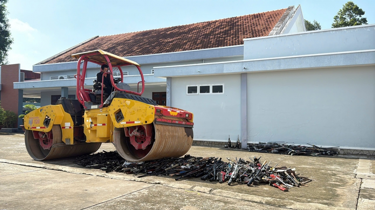 Tổ chức tiêu huỷ hàng ngàn vũ khí, vật liệu nổ và công cụ hỗ trợ thu gom. (Ảnh Huỳnh Phong)