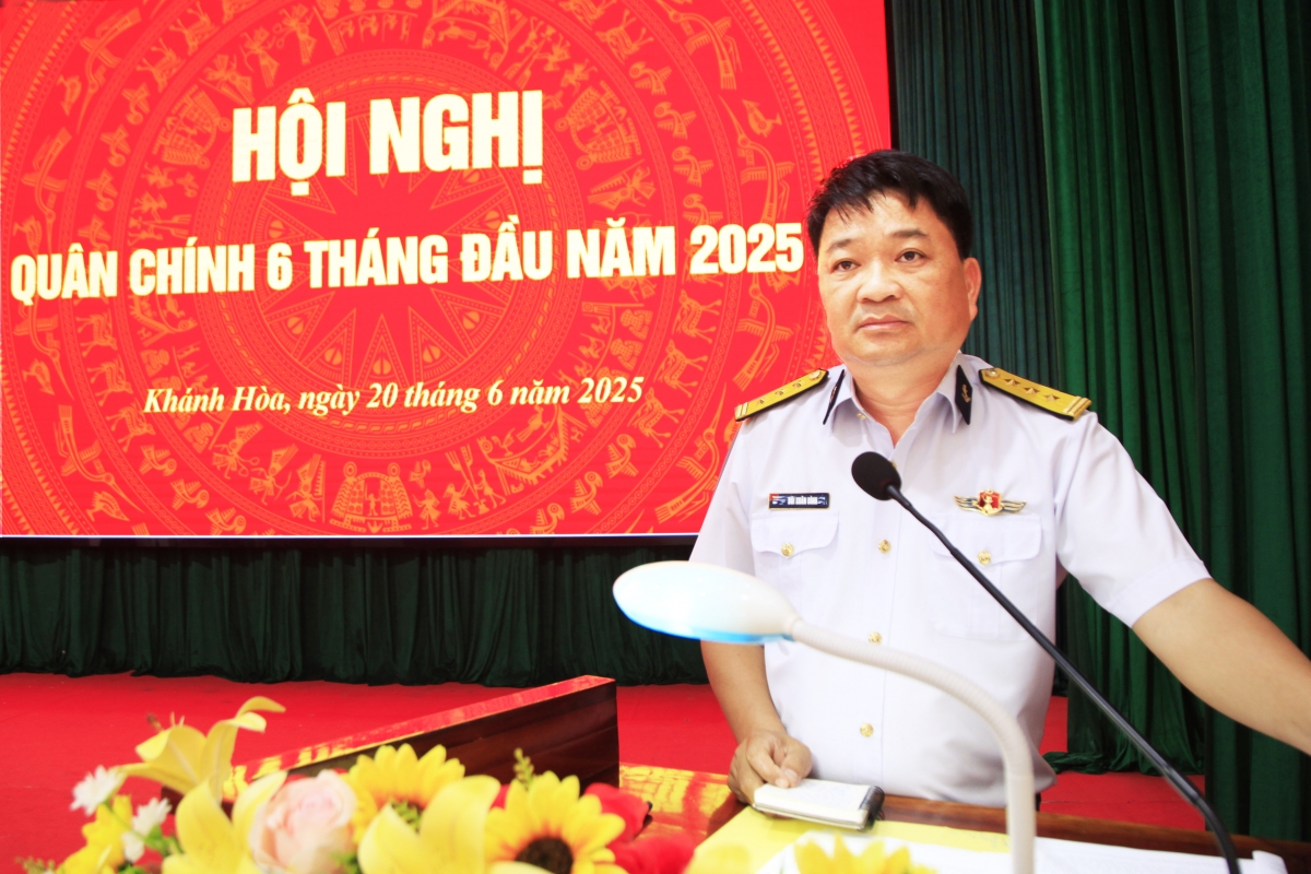 Thượng tá Bùi Xuân Bình Bí thư Đảng ủy, Chính ủy Vùng 4 Hải quân phát biểu chỉ đạo