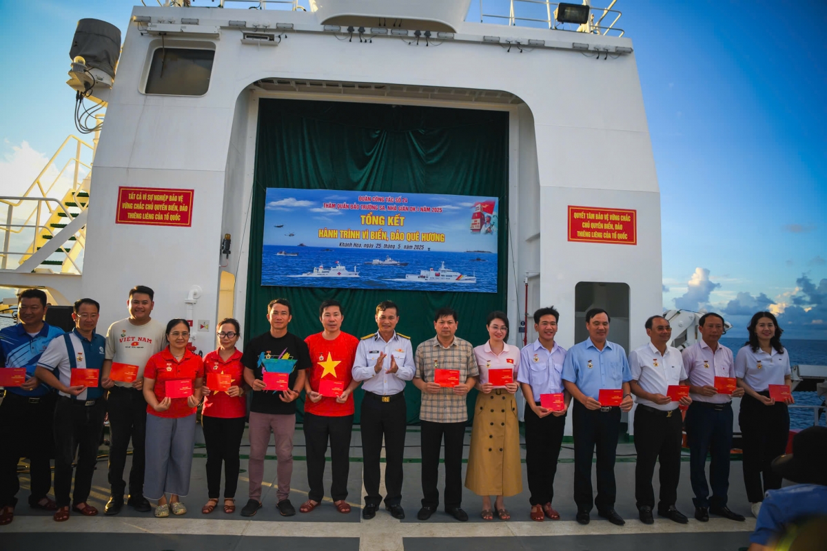 Đại tá Lê Văn Hưởng, Phó Chủ nhiệm Chính trị Hải quân trao huy hiệu chiến sĩ Trường Sa cho các cá nhân Đoàn công tác thăm quân dân Trường Sa và nhà giàn DK1