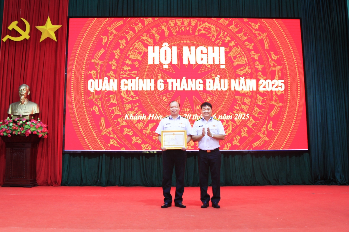 Thượng tá Bùi Xuân Bình Bí thư Đảng ủy, Chính ủy Vùng 4 Hải quân trao Bằng khen của Bộ Quốc phòng cho Thượng tá Trần Văn Vương, Lữ đoàn trưởng trong thực hiện nhiệm vụ đối ngoại quốc phòng.