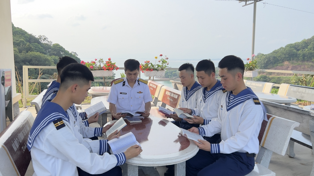 Giờ đọc sách của CBCS Lữ đoàn 169 vùng 1 Hải quân