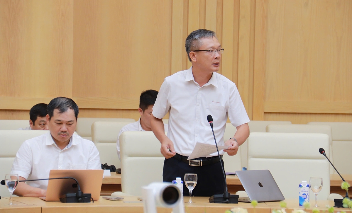 Ông Nguyễn Ngọc Tân - Phó Tổng giám đốc EVNNPT báo cáo tại buổi cuộc họp