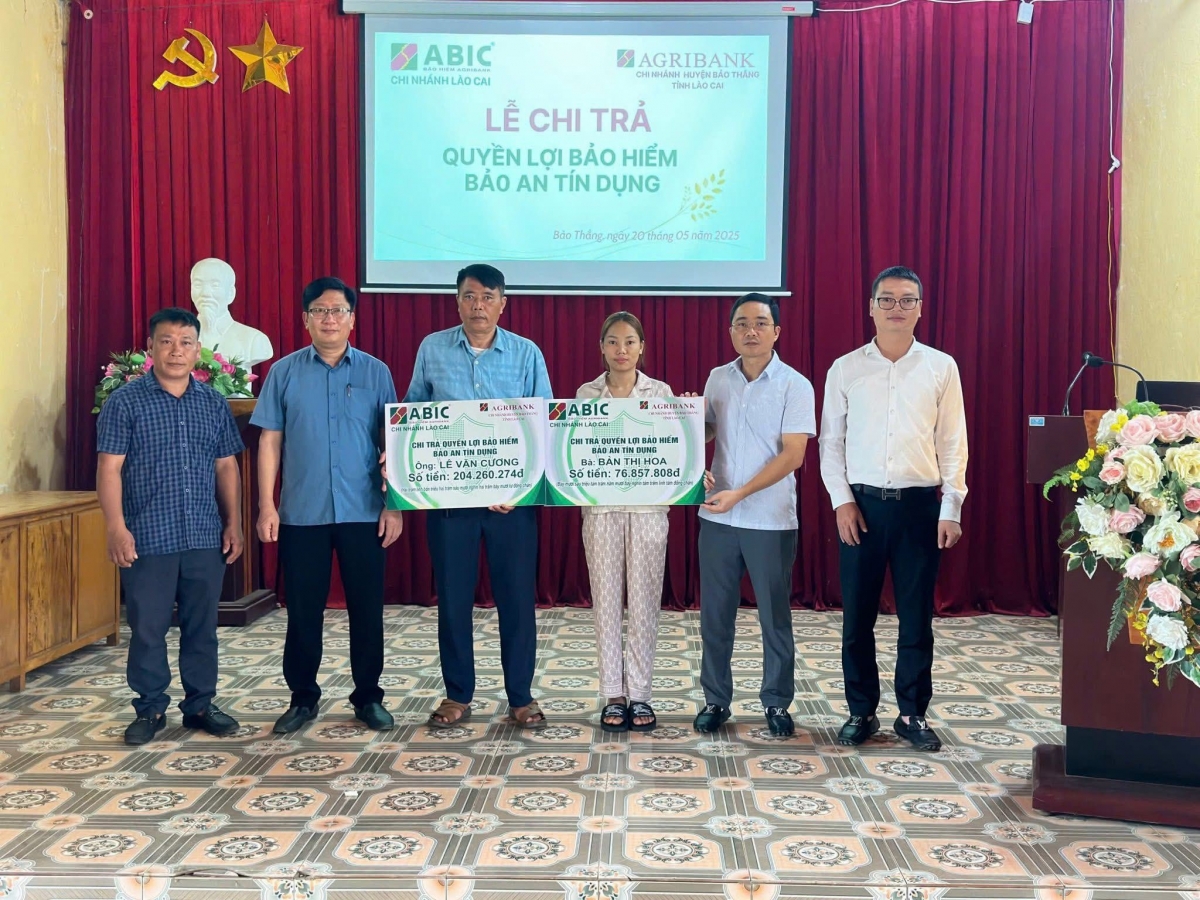 Bảo hiểm Agribank chi nhánh Lào Cai phối hợp với Agribank Chi nhánh huyện Bảo Thắng thực hiện chi trả quyền lợi khách hàng vay vốn tại Agribank có tham gia bảo hiểm Bảo an tín dụng không may gặp rủi ro.