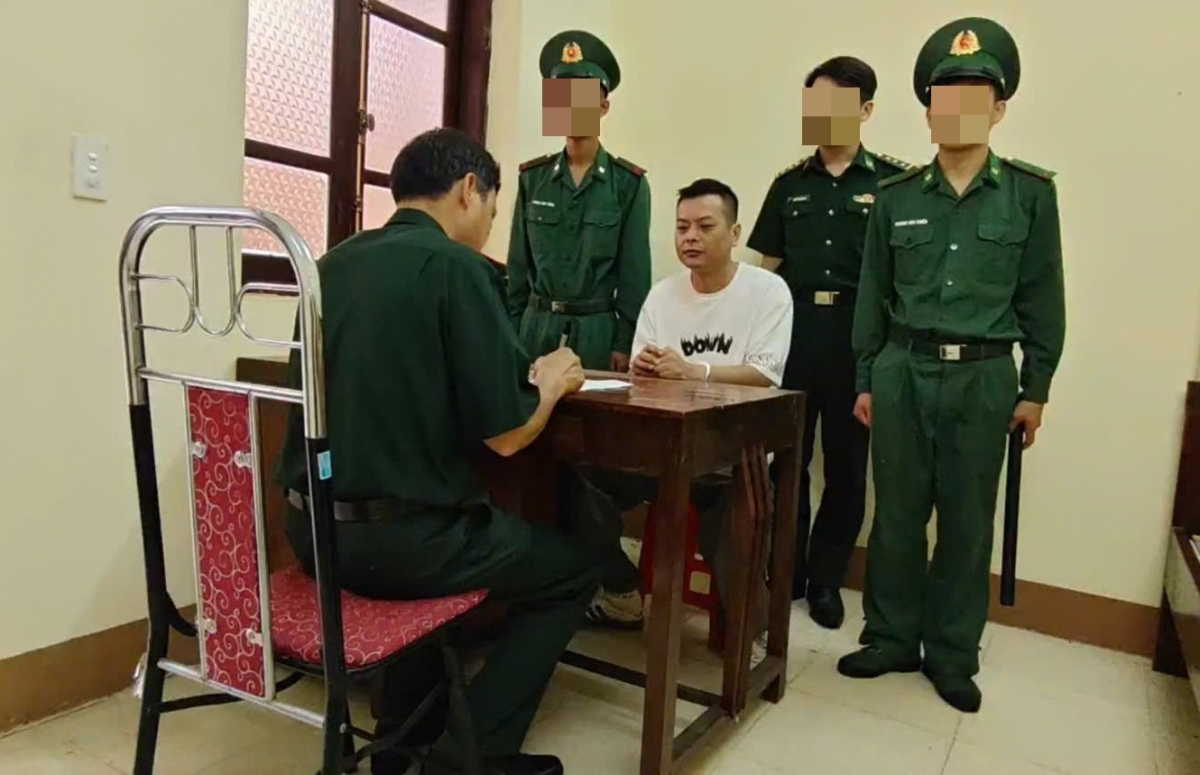 Cán bộ đồn Biên phòng Tổng Cọt lấy lời khai đối tượng Chu Văn Tâm.