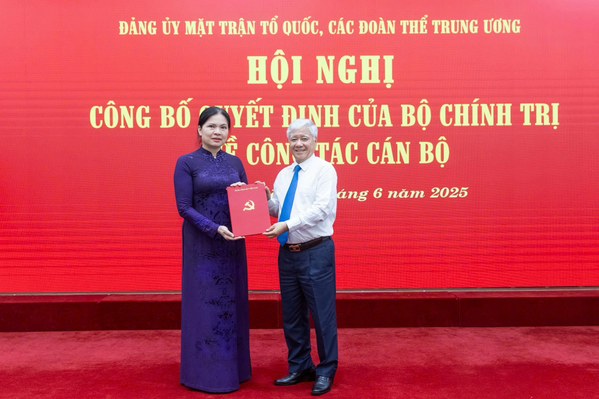 Đồng chí Đỗ Văn Chiến trao quyết định của Bộ Chính trị cho đồng chí Hà Thị Nga