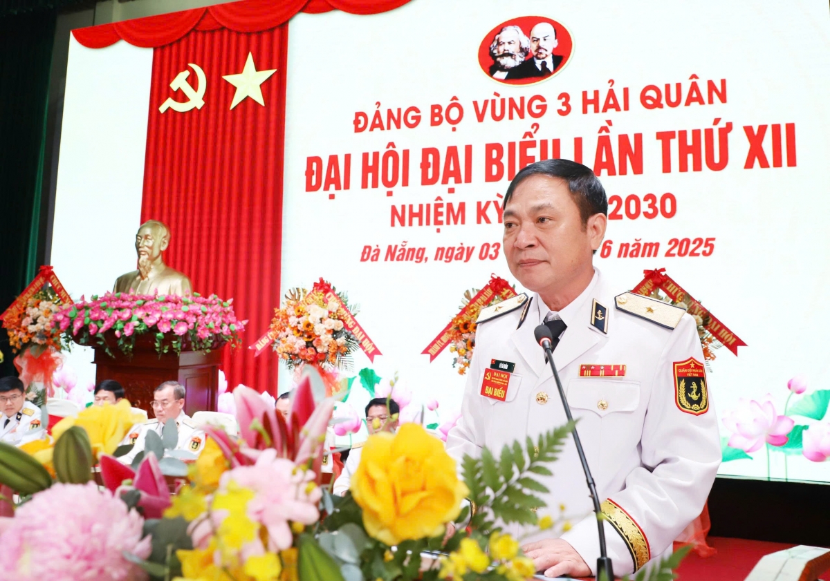 Chuẩn đô đốc Lê Bá Quân, Phó Tư lệnh Quân chủng Hải quân phát biểu chỉ đạo Đại hội