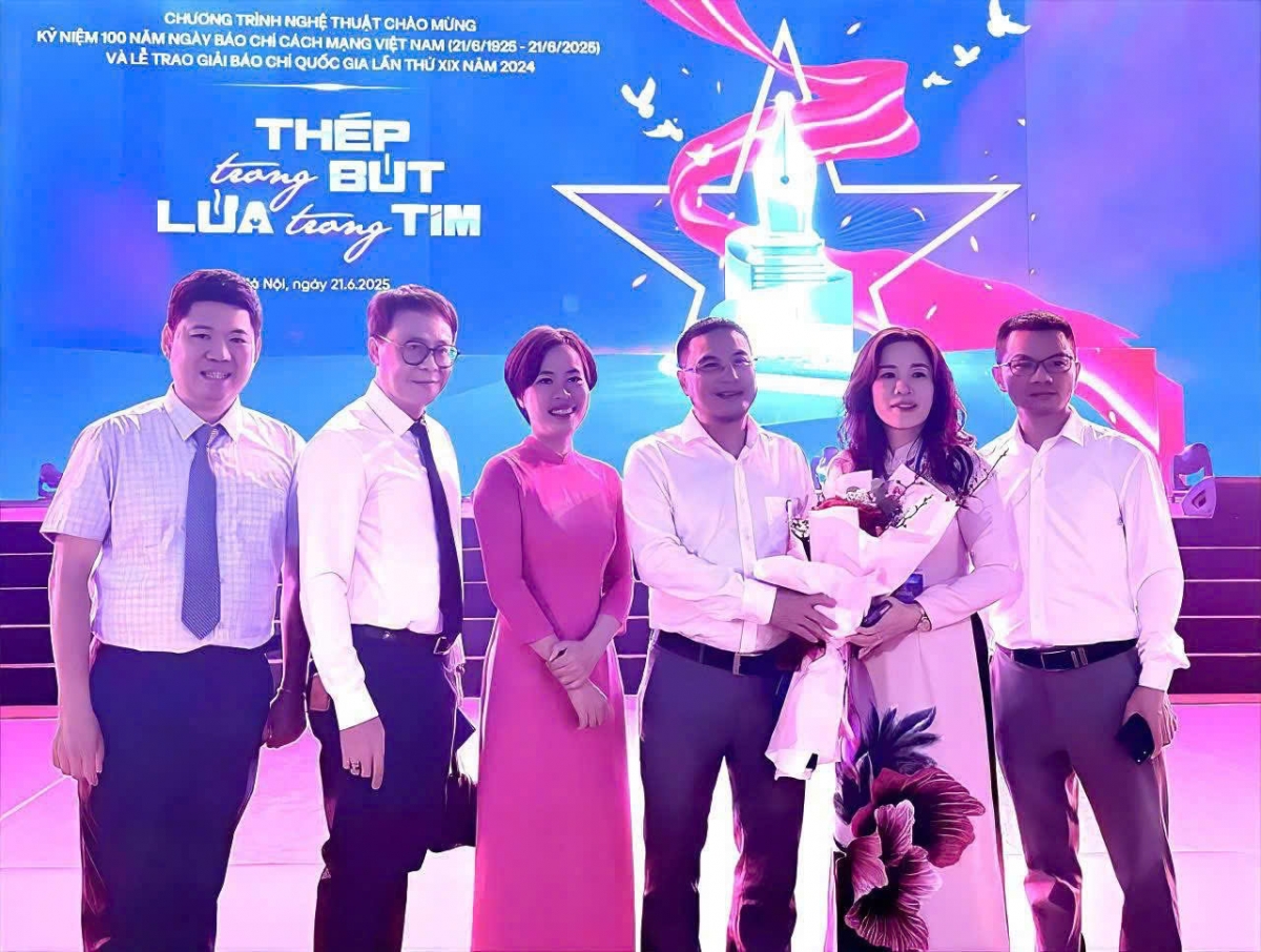 Nhóm tác giả nhận hoa chúc mừng từ Lãnh đạo Ban Thời sự