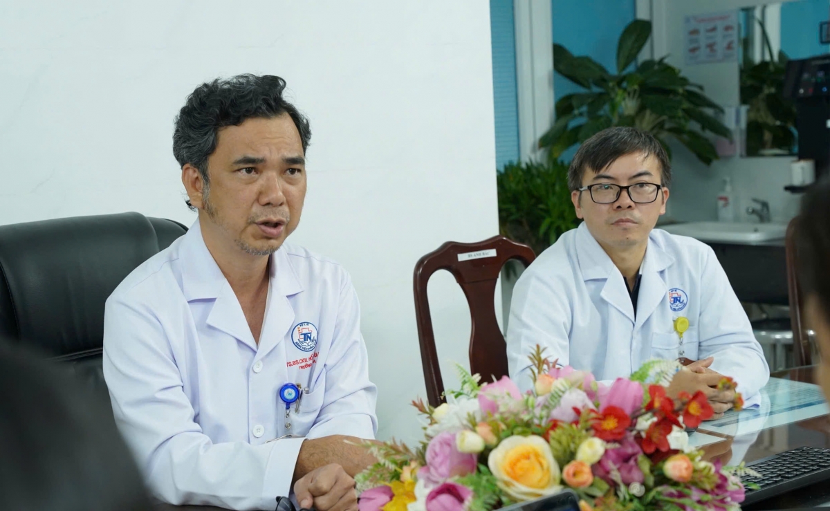 Bác sĩ cảnh báo, rất nhiều bạn trẻ sử dụng điện thoại nhiều dẫn đến những biến chứng về tiêu hóa nghiêm trọng.