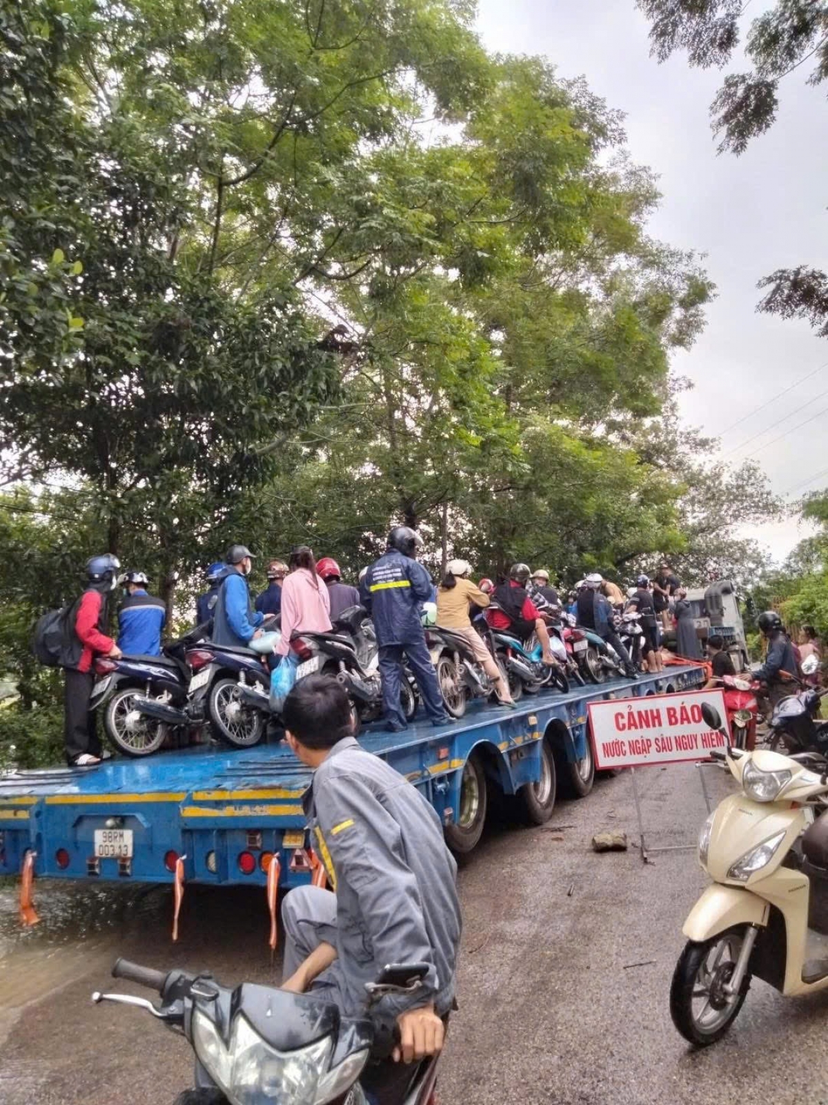 Ban Chỉ huy Phòng chống thiên tai và tìm kiếm cứu nạn huyện đã chỉ đạo các lực lượng di dời 41 hộ dân khỏi khu vực nguy hiểm.