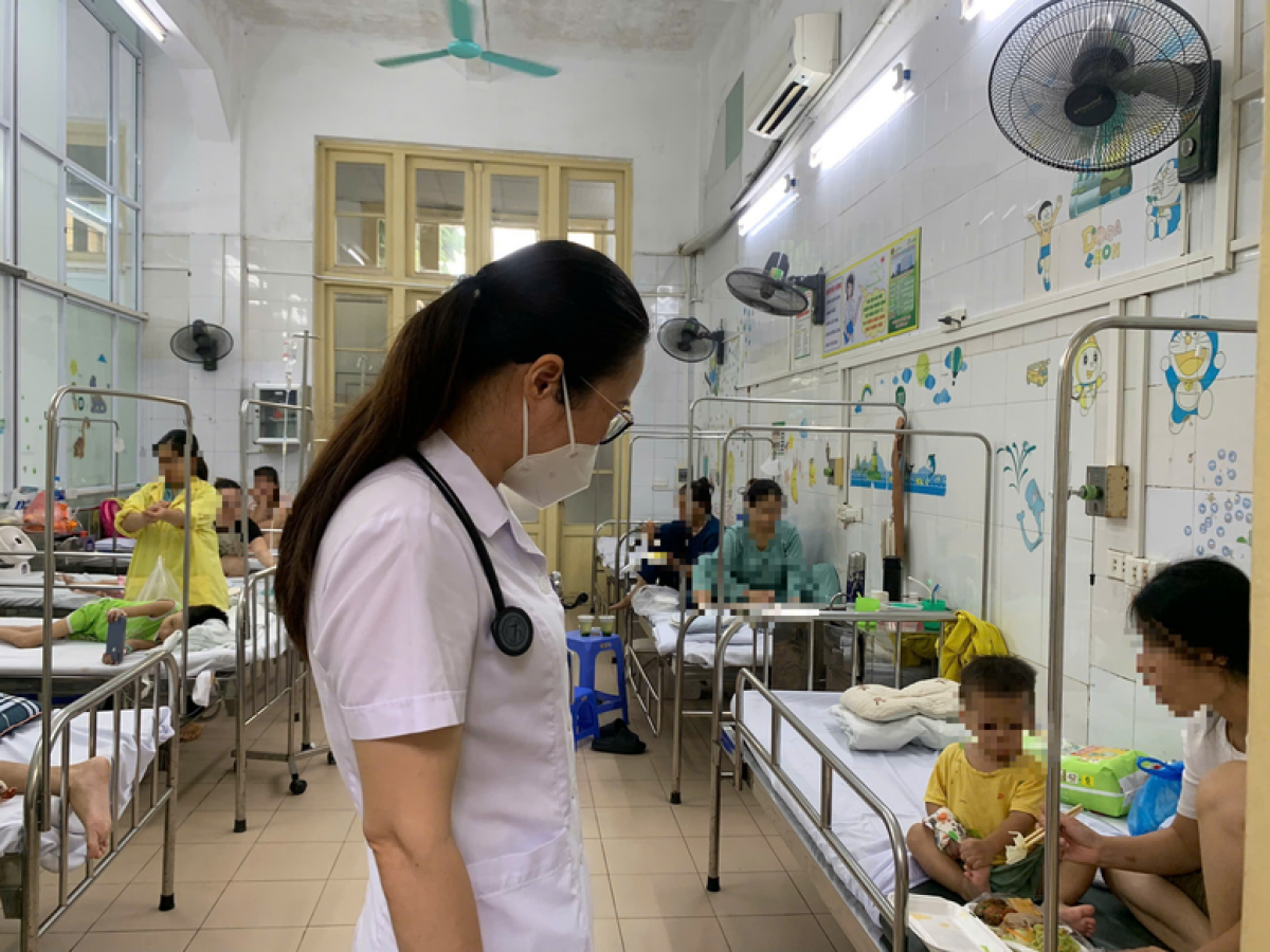 TS.BS Nguyễn Thị Hằng thăm khám cho bệnh nhi tại BV