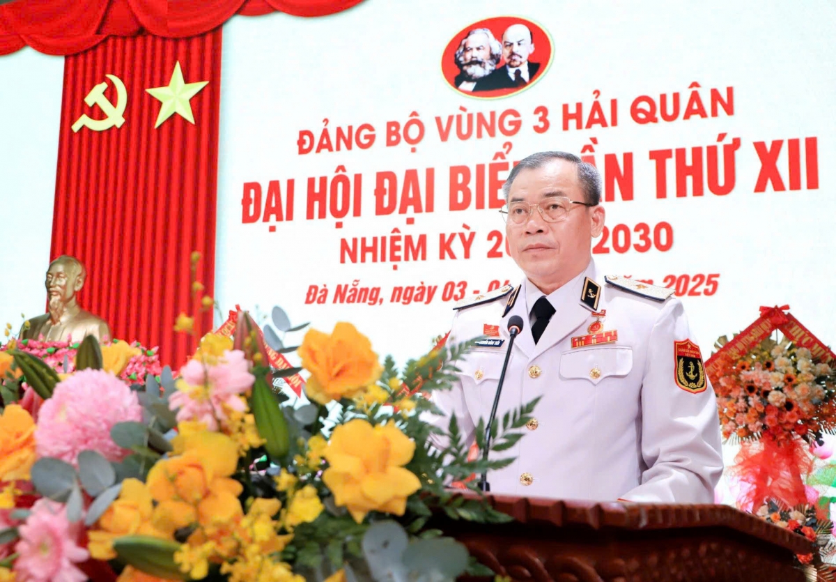 Chuẩn Đô đốc Nguyễn Đăng Tiến, Bí thư Đảng ủy, Chính ủy Vùng 3 thông qua quy chế đại hội