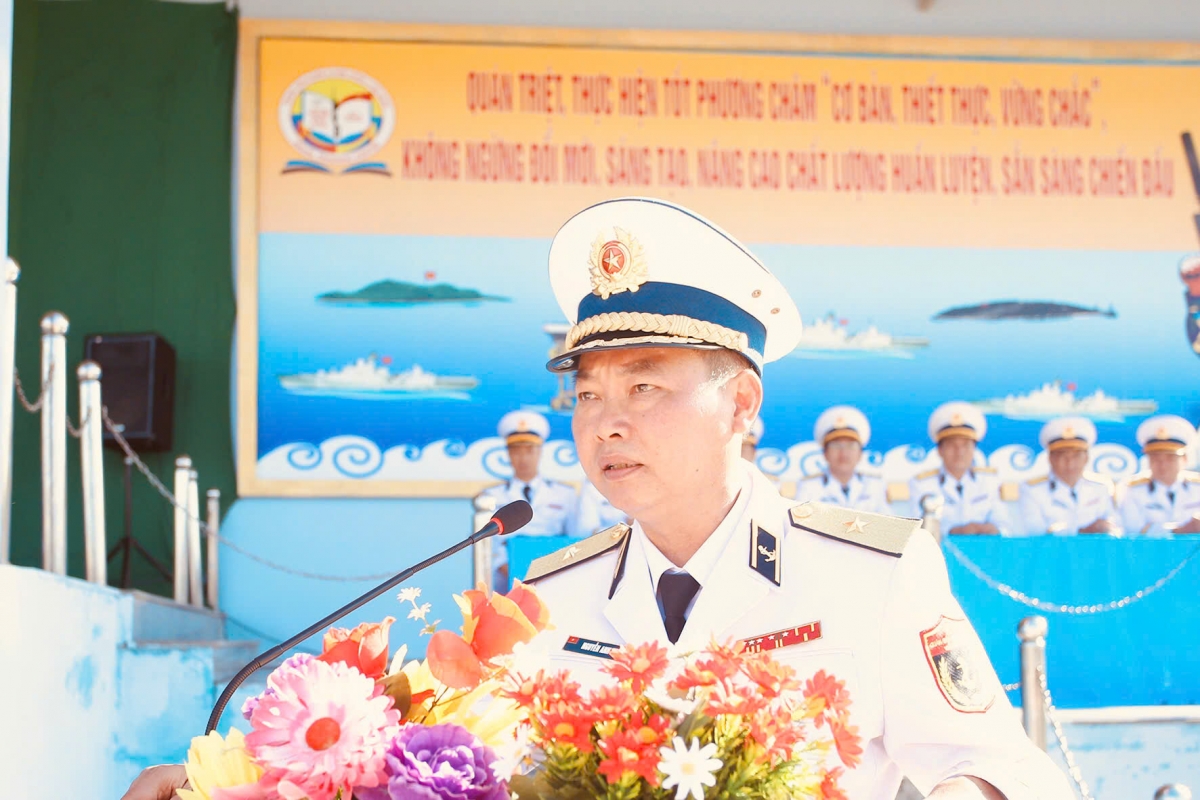 Chuẩn đô đốc Nguyễn Anh Tuấn - Tư lệnh Vùng 4 Hải quân phát biểu chỉ đạo lễ tuyên thệ chiến sĩ mới tại Trung tâm Huấn luyện.
