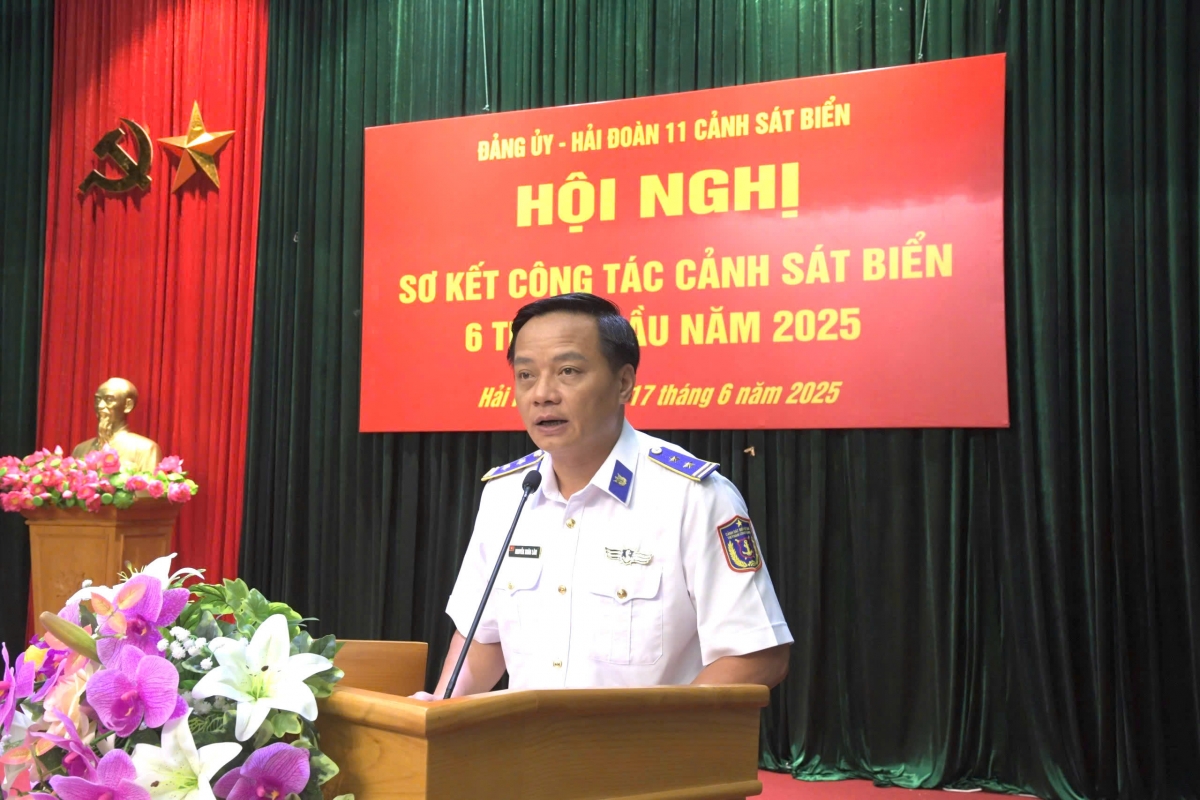 Trung tá Nguyễn Xuân Lâm, Hải đoàn trưởng chủ trì hội nghị và duy trì hội nghị thảo luận