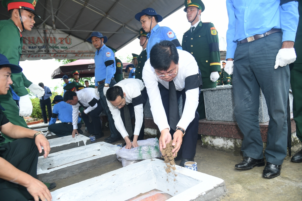 Bí Thư Tỉnh ủy Kiên Giang Nguyễn Tiến Hải đưa hài cốt liệt sĩ về với đất mẹ.