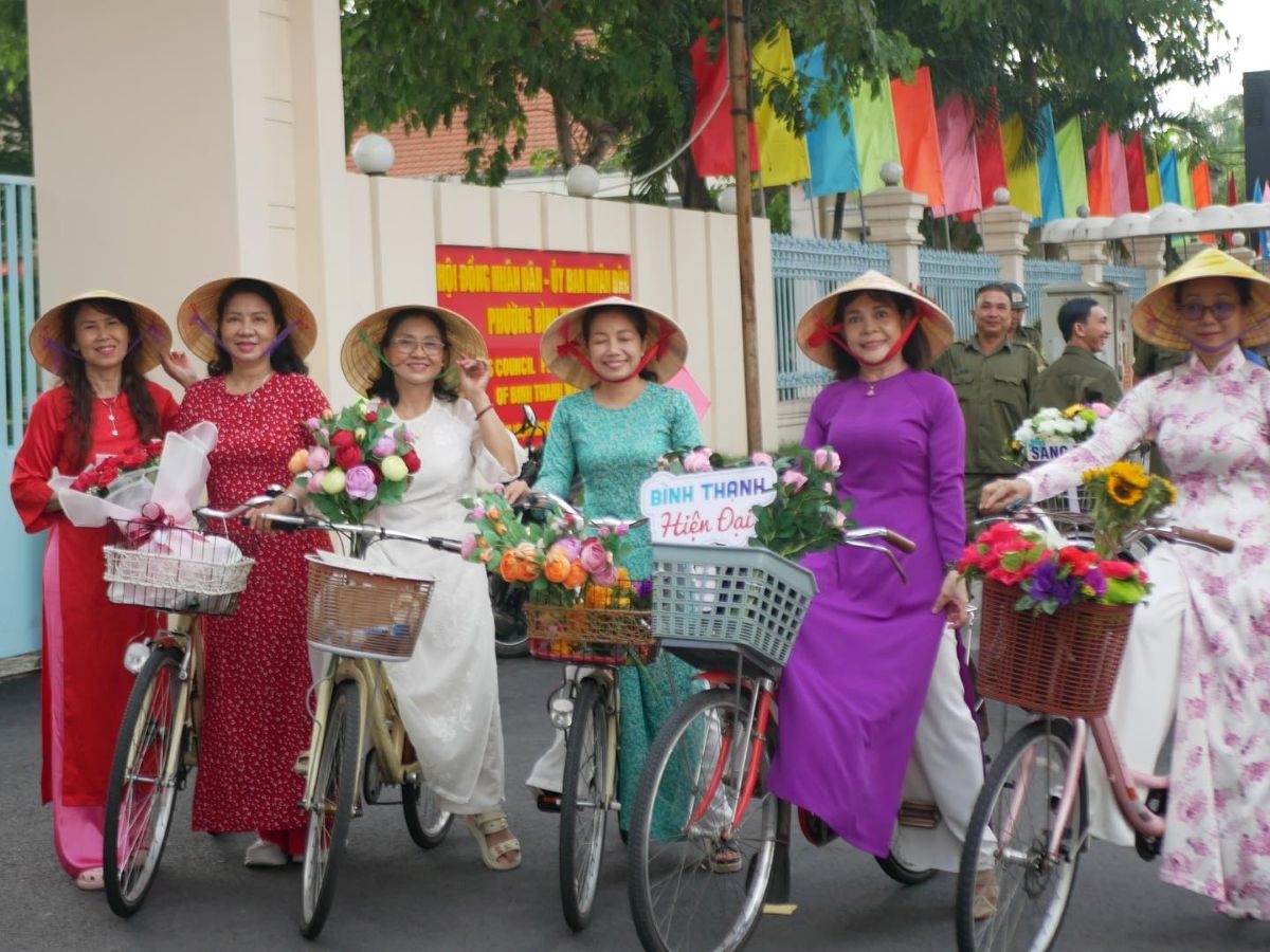 Diễu hành xe hoa trước trụ sở UBND phường Bình Thạnh (mới)