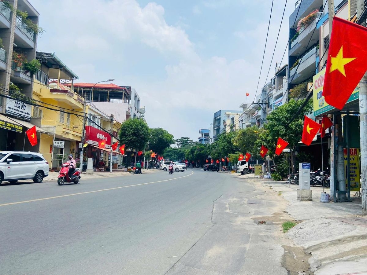 Các tuyến đường được tổng vệ sinh sạch đẹp, trang trí cờ hoa rực rỡ