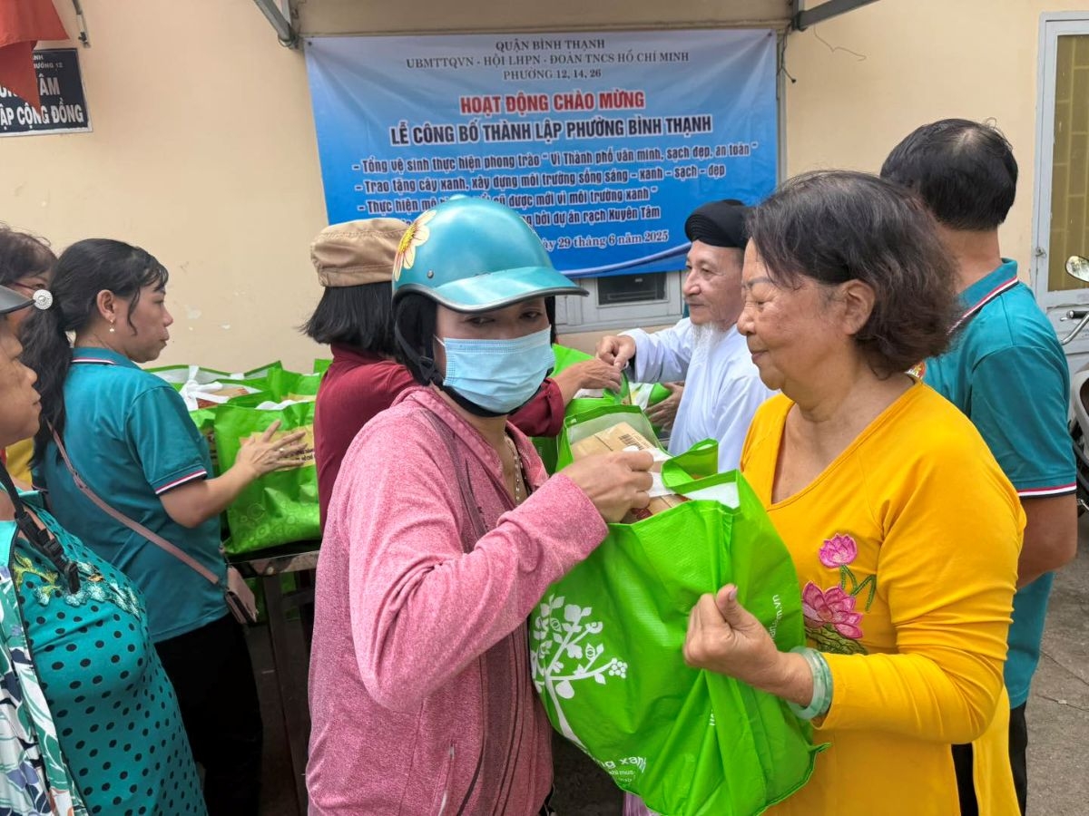 Trao những phần quà nghĩa tình