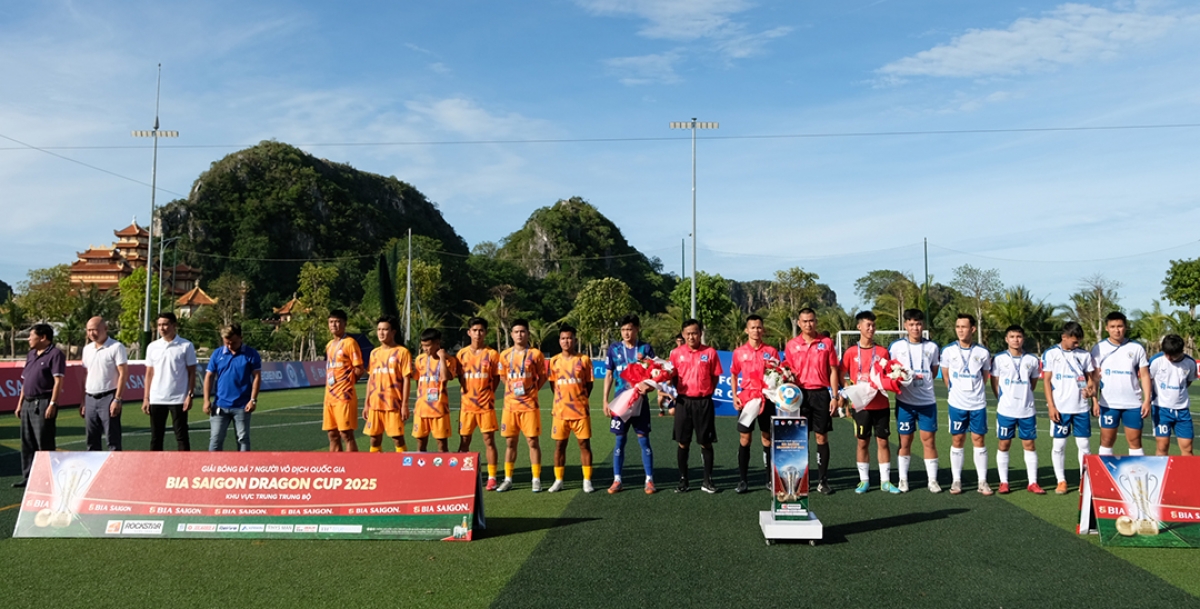 Đội Hiếu Hoa Quahaco (áo vàng) và đội FC Dawn Sea (Quảng Nam) thi đấu sau lễ khai mạc