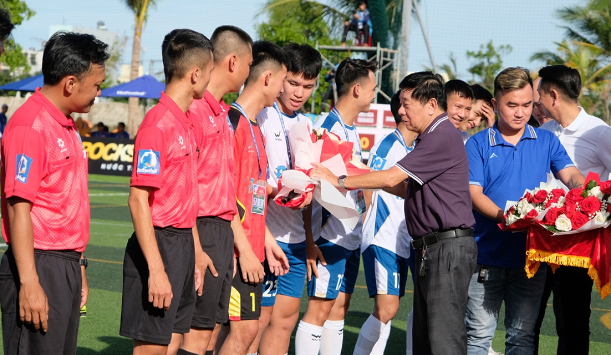 Ông Nguyễn Văn Mùi, nguyên Trưởng Ban Trọng tài Liên đoàn bóng đá Việt Nam tặng hoa các đội thi đấu vòng 1