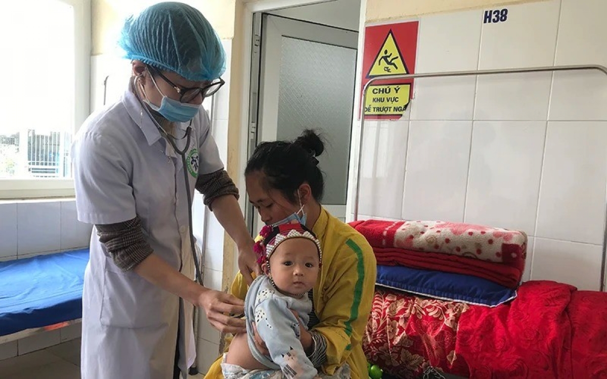 Bác sĩ trẻ khám cho bà con vùng khó khăn