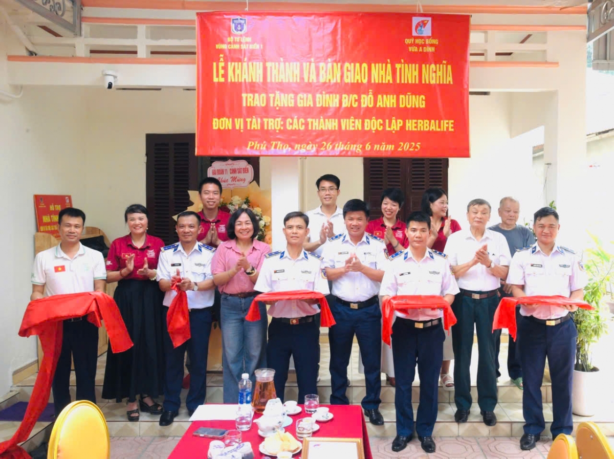 Các đại biểu cắt băng khánh thành