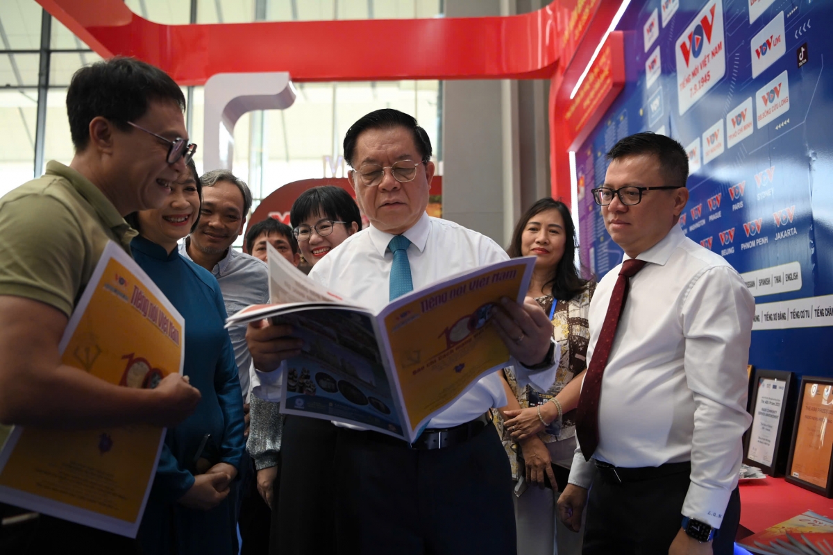 Các đồng chí Lãnh đạo thăm gian trưng bày của Đài TNVN tại Hội báo.