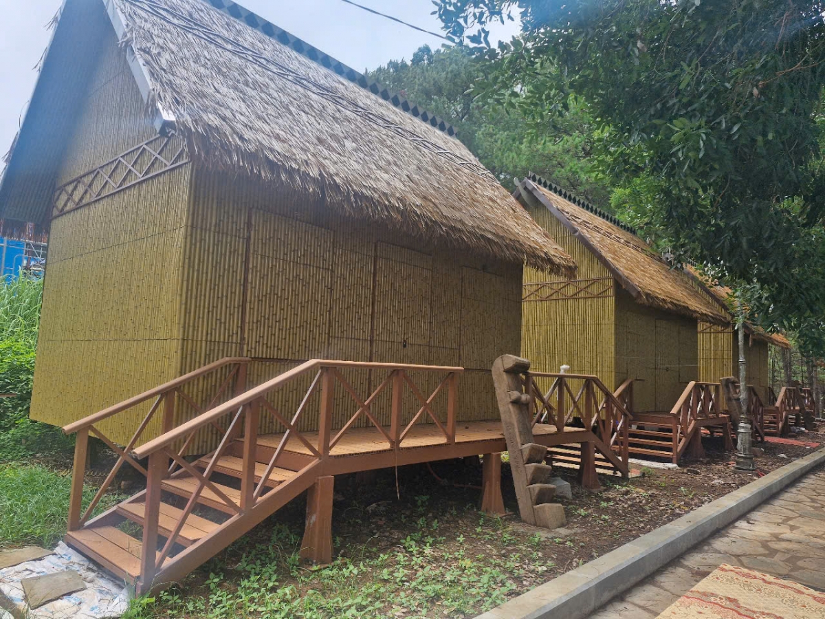 Các nhà có hệ khung thép, tường bằng nhựa, mái rơm nhân tạo.