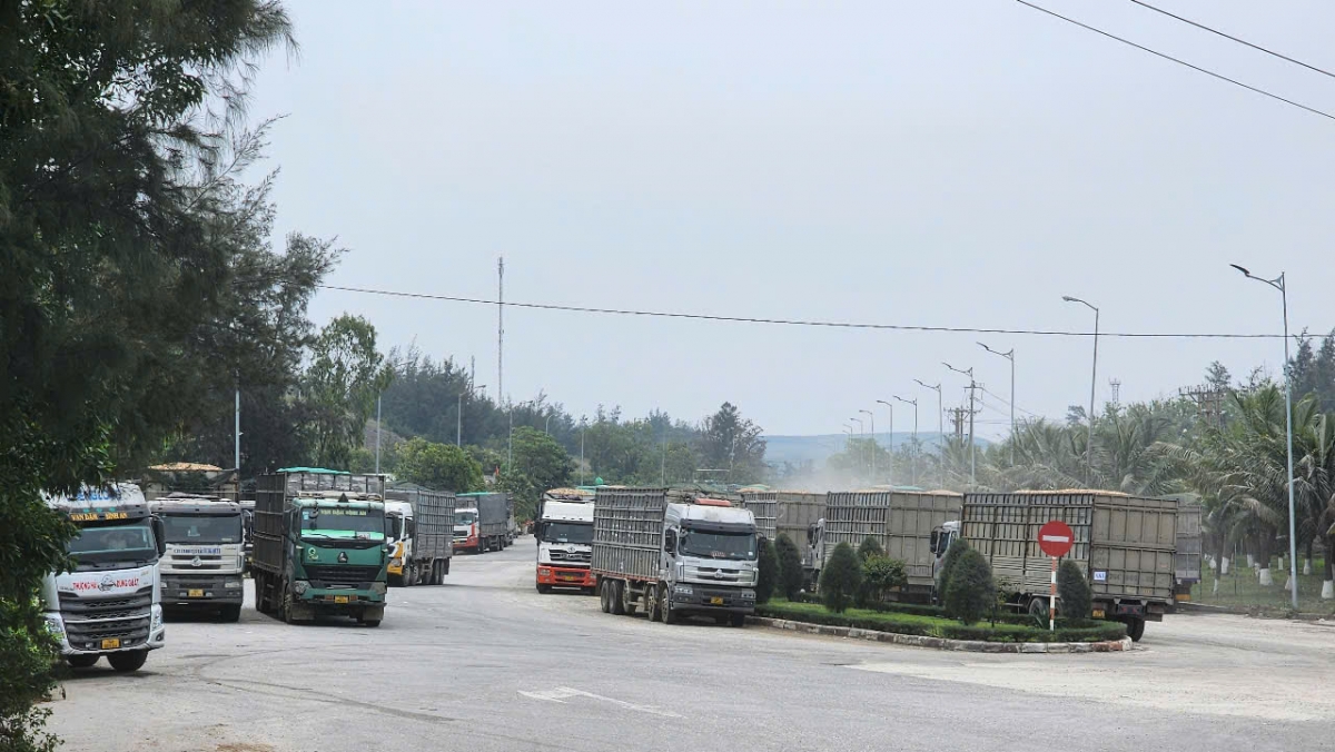 Các phương tiện xếp hàng vào Khu Kinh tế Dung Quất.