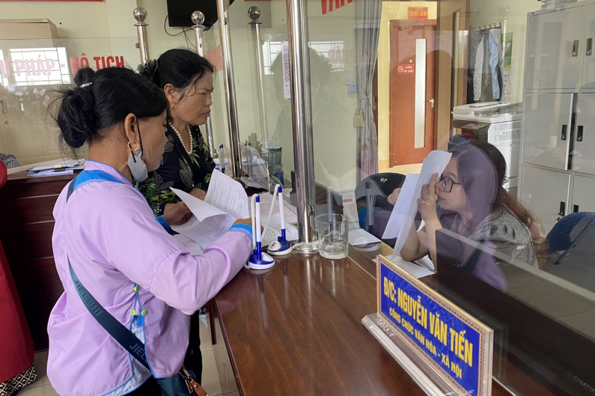 Cán bộ Trung tâm hành chính công phường Tân Phong hướng dẫn người dân giải quyết thủ tục hành chính trong ngày vận hành thử nghiệm.