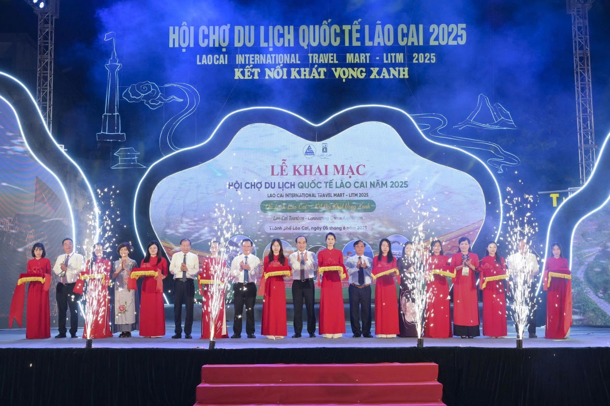 Các đại biểu cắt băng khai mạc Hội chợ.
