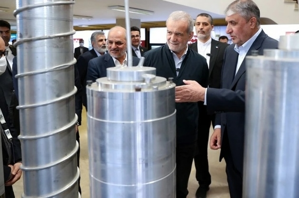 Tổng thống Iran Masoud Pezeshkian (thứ 2 từ phải sang) và người đứng đầu Tổ chức Năng lượng Nguyên tử Iran Mohammad Eslami (phải)