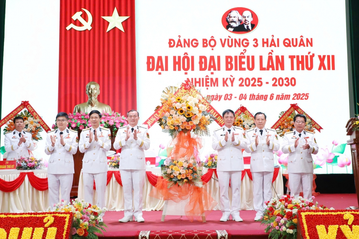Chuẩn Đô đốc Lê Bá Quân, Phó Tư lệnh Quân chủng Hải quân tặng hoa chúc mừng Đại hội
