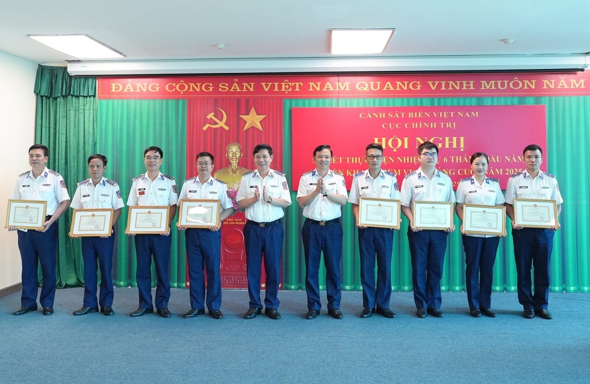 Thủ trưởng Cục Chính trị Cảnh sát biển trao thưởng cho các tập thể và cá nhân có thành tích xuất sắc trong thực hiện nhiệm vụ và Đợt thi đua