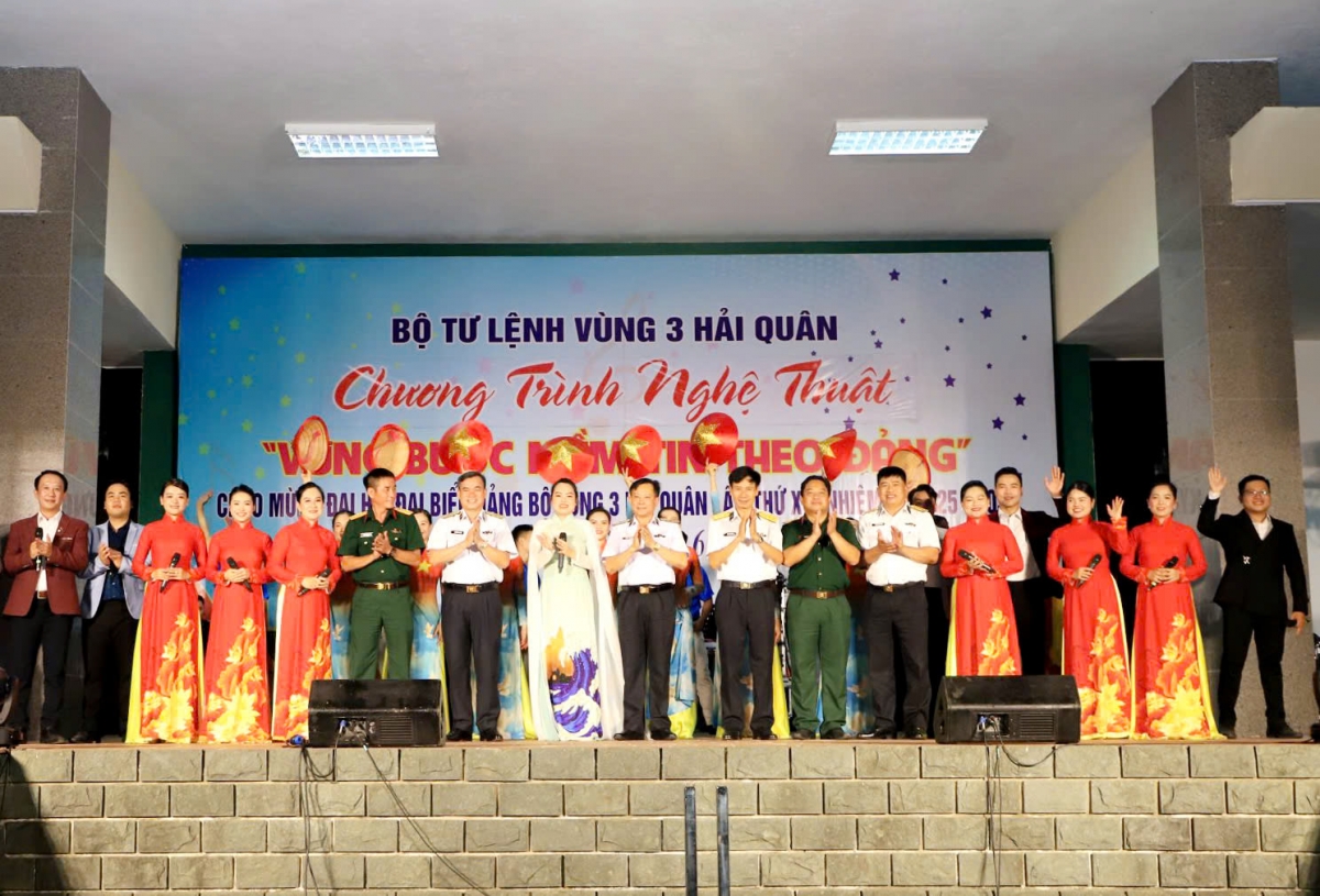 Thủ trưởng Vùng 3 và nam, nữ diễn viên Đoàn văn công Quân khu 5 chụp ảnh lưu niệm