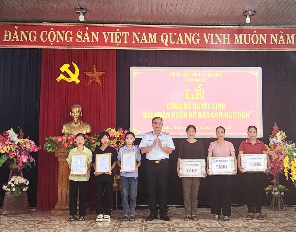 Chuẩn Đô đốc Nguyễn Đăng Tiến, Chính ủy Vùng 3 Hải quận tặng quà gia đình con ngư dân nhận đỡ đầu tại Quảng Bình