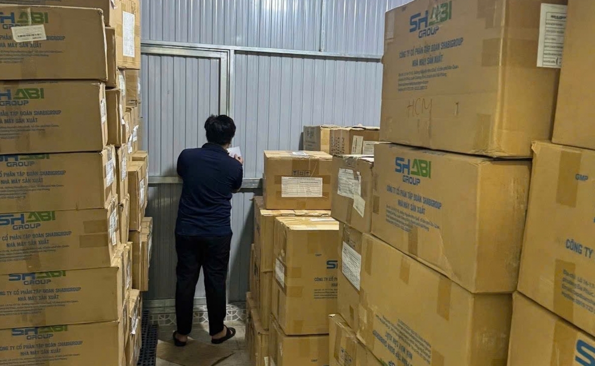 Cơ quan chức năng thu giữ lượng lớn hàng hóa liên quan đến vụ việc.