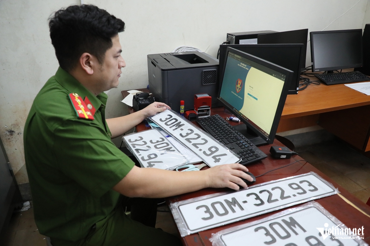 Công an xã Hà Hồi cấp đổi giấy phép lái xe cho người dân