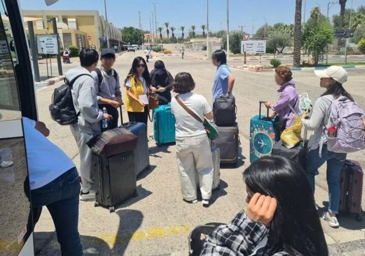 Công dân Hàn Quốc được sơ tán ra khỏi Israel (ảnh Bộ Ngoại giao Hàn Quốc)