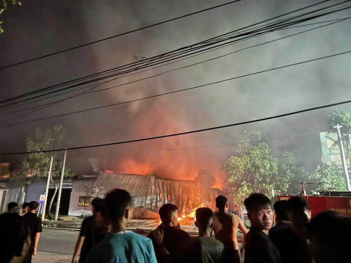 Công tác cứu hoả gặp nhiều khó khăn do thời tiết khô nóng, trong xưởng chứa nhiều vật liệu dễ cháy.