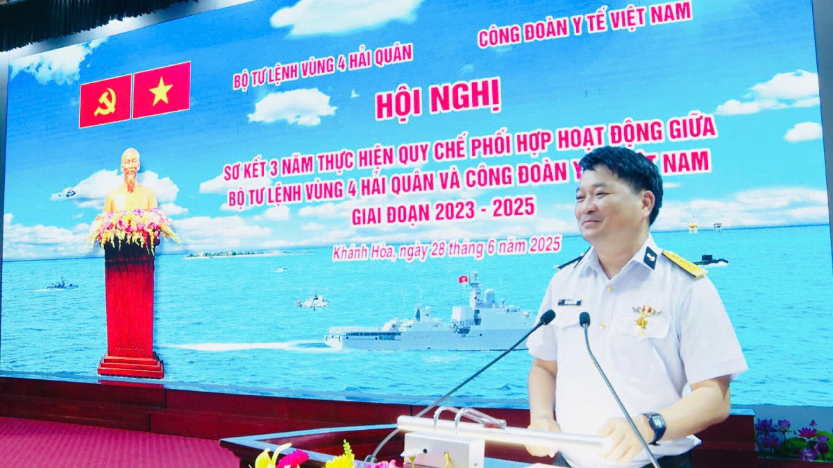 Thượng tá Bùi Xuân Bình, Bí thư Đảng ủy, Chính ủy Vùng phát biểu cảm ơn