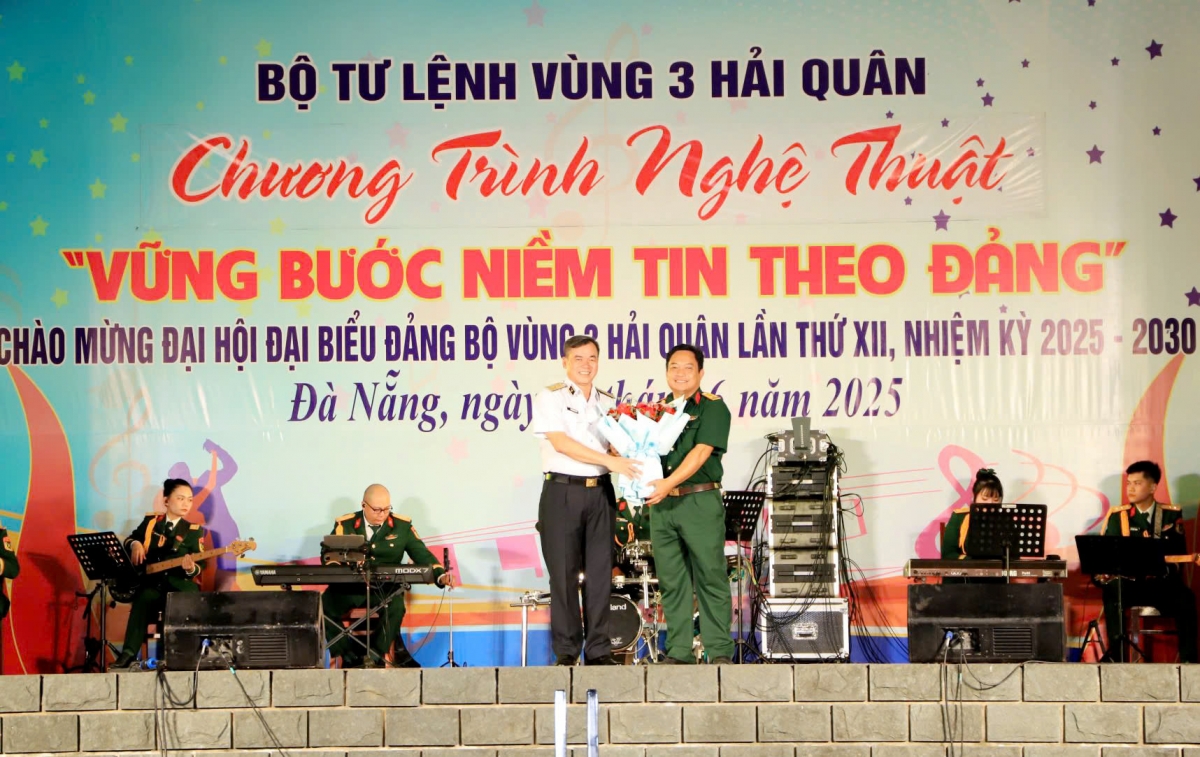Chuẩn Đô đốc Nguyễn Đăng Tiến tặng hoa cảm ơn Đoàn văn công Quân khu 5.