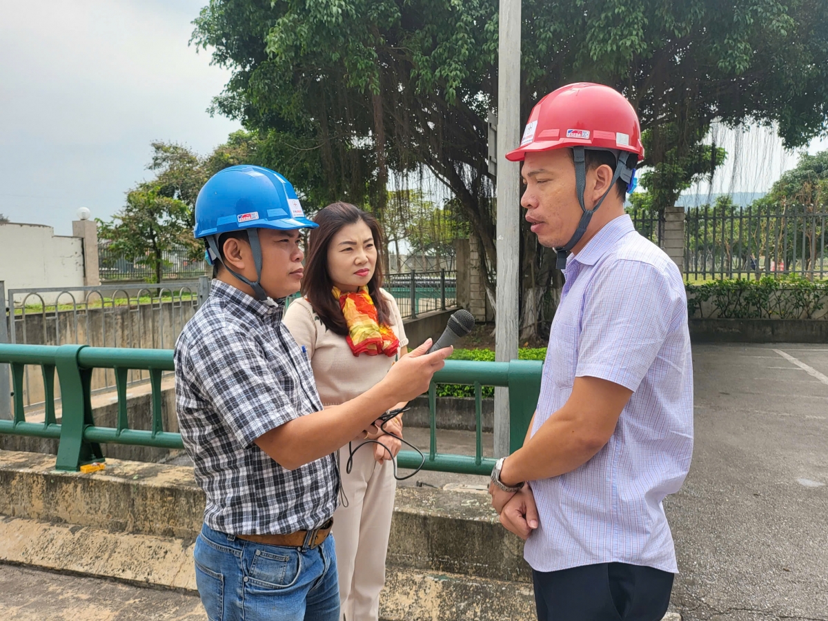 Kỹ sư Nguyễn Văn Linh - Trưởng ca trực vận hành Nhà máy Nhiệt điện Nghi Sơn-1 chia sẻ thông tin về công tác CĐX tại Nhà máy với PV VOV