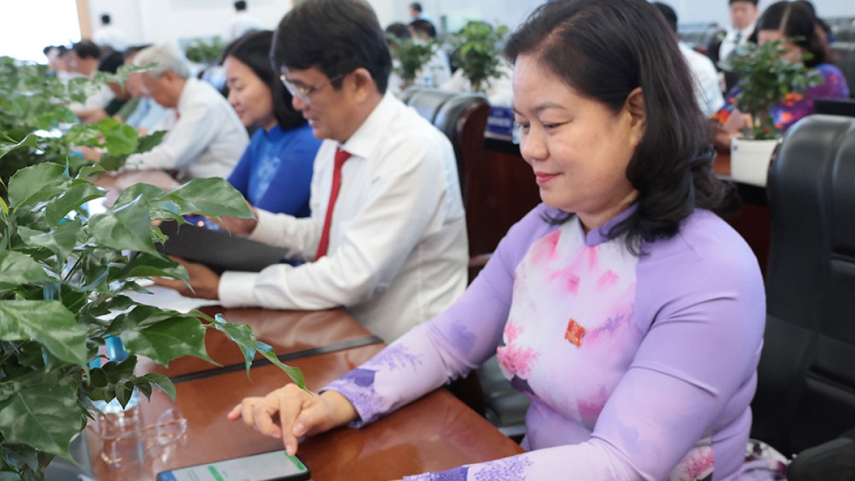 Đại biểu HĐND tỉnh biểu quyết thông qua các nghị quyết.